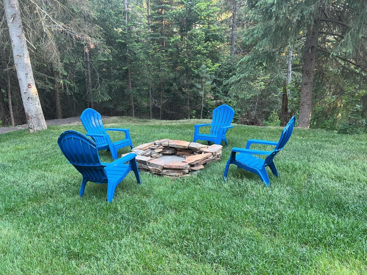 Glacier Homestead Coram Екстер'єр фото