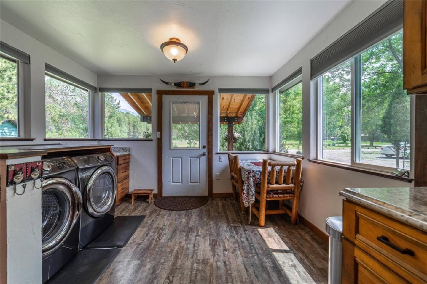 Glacier Homestead Coram Екстер'єр фото